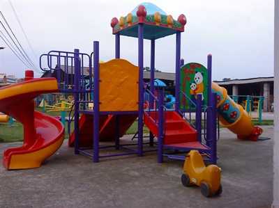 孩子玩幼兒園滑梯注意危險系數(shù)高嗎？